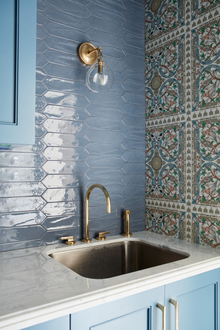 blue-tile-backsplash-butlers-pantry-interior-design