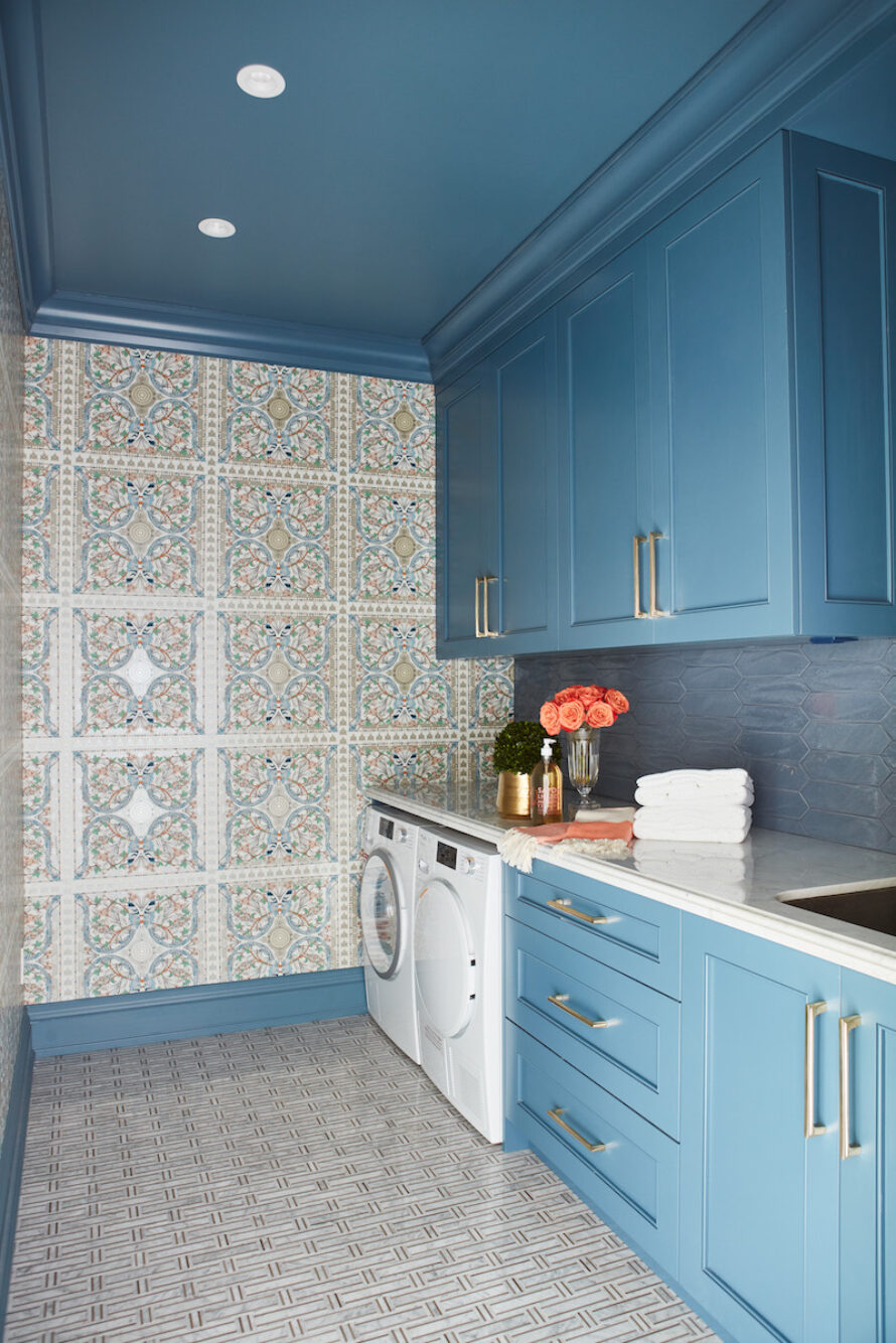 laundry-room-mudroom-interior-design-tile-wall-painted-ceiling
