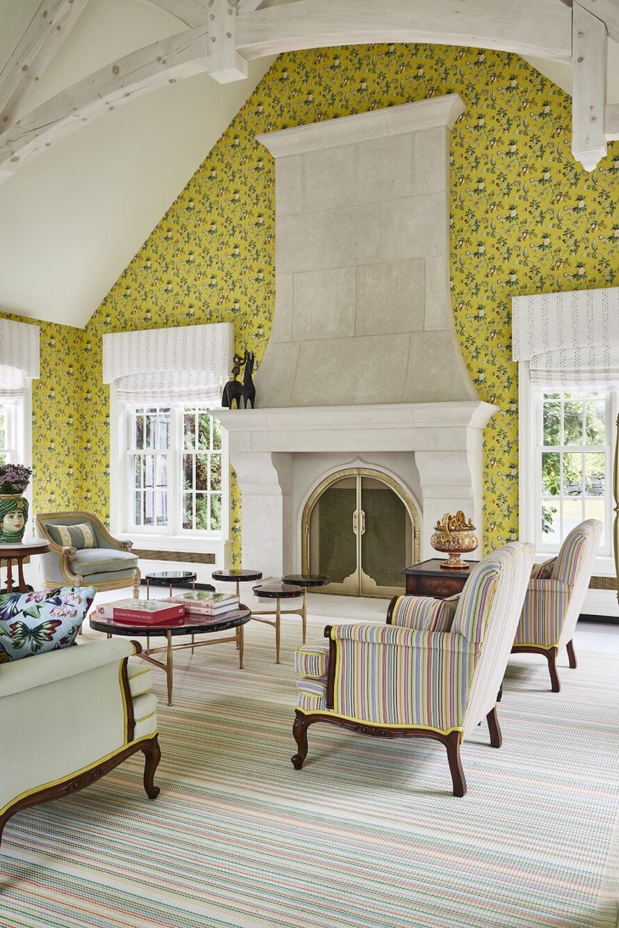 living-room-design-yellow-wallpaper-accent-wall