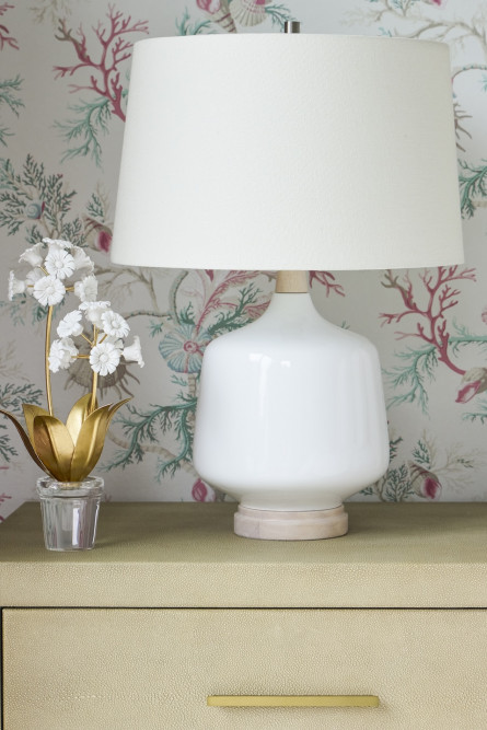 nightstand-lamp-white-lamp-floral-wallpaper