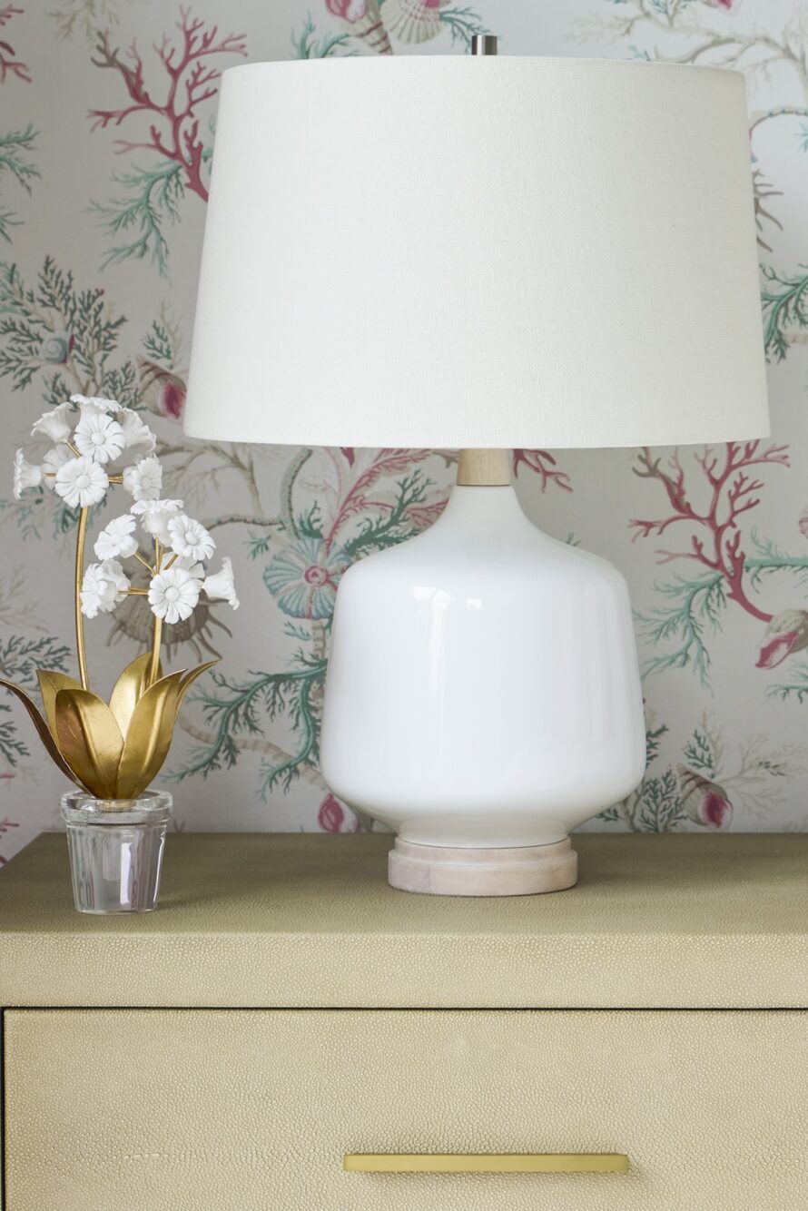 nightstand-lamp-white-lamp-floral-wallpaper