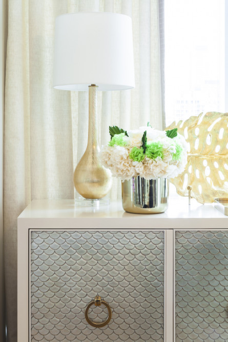 sidetable-accent-table-floral-arrangement-lamp