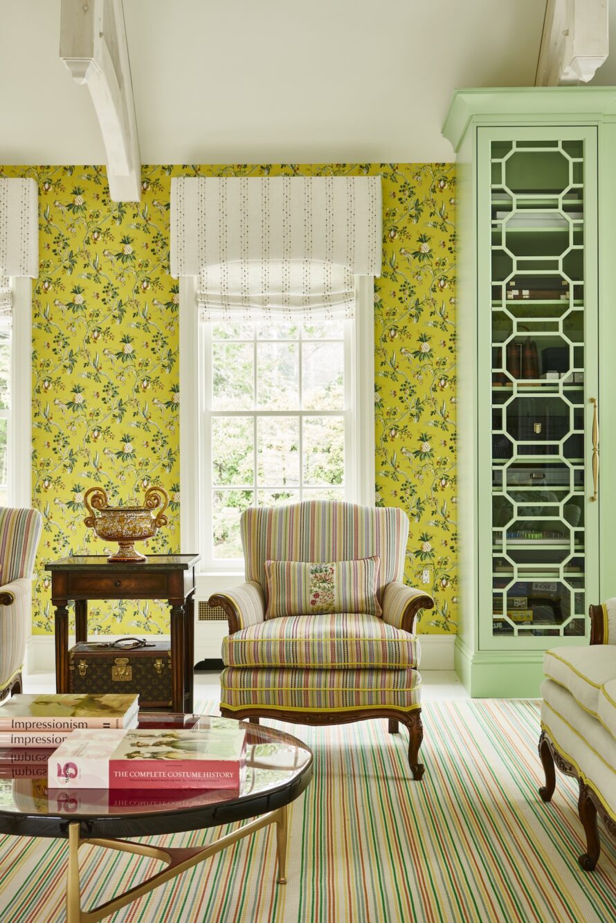 yellow-wallpaper-living-room-design